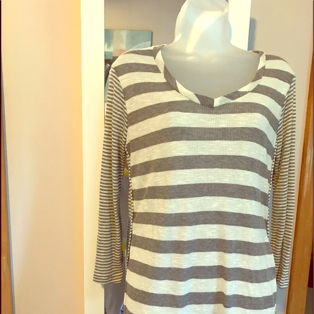 Thin gray and white top